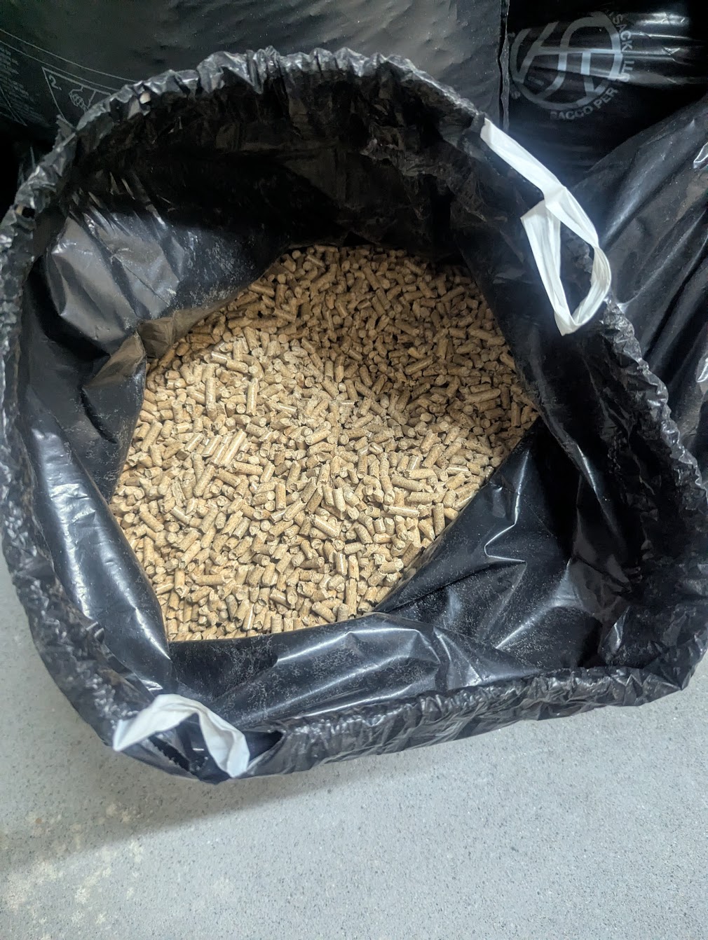 ca. 16 kg Pellet pro Sack